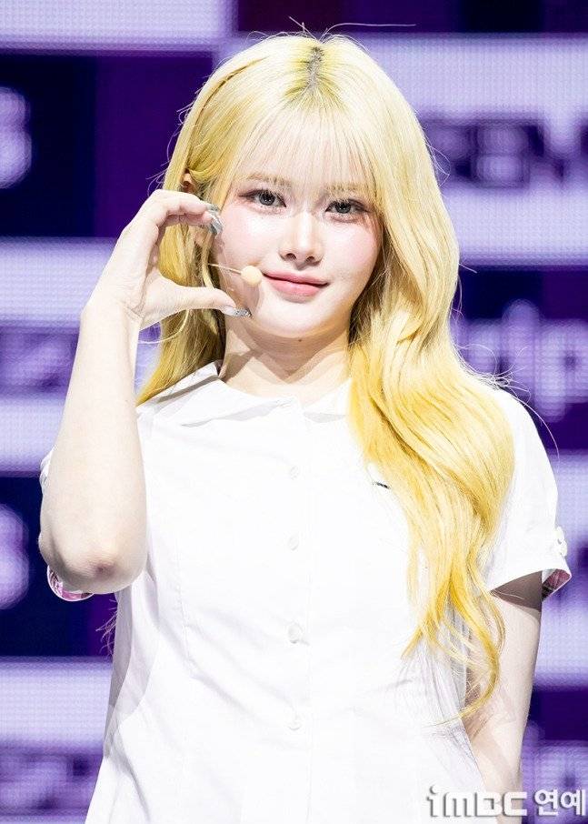 MlXTeX.jpg 오늘자 한국식 교복 입고 쇼케이스 한 트리플에스