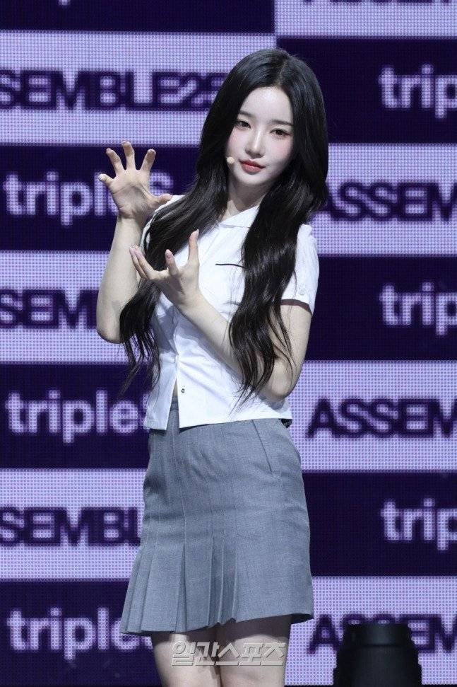 izroZA.jpg 오늘자 한국식 교복 입고 쇼케이스 한 트리플에스