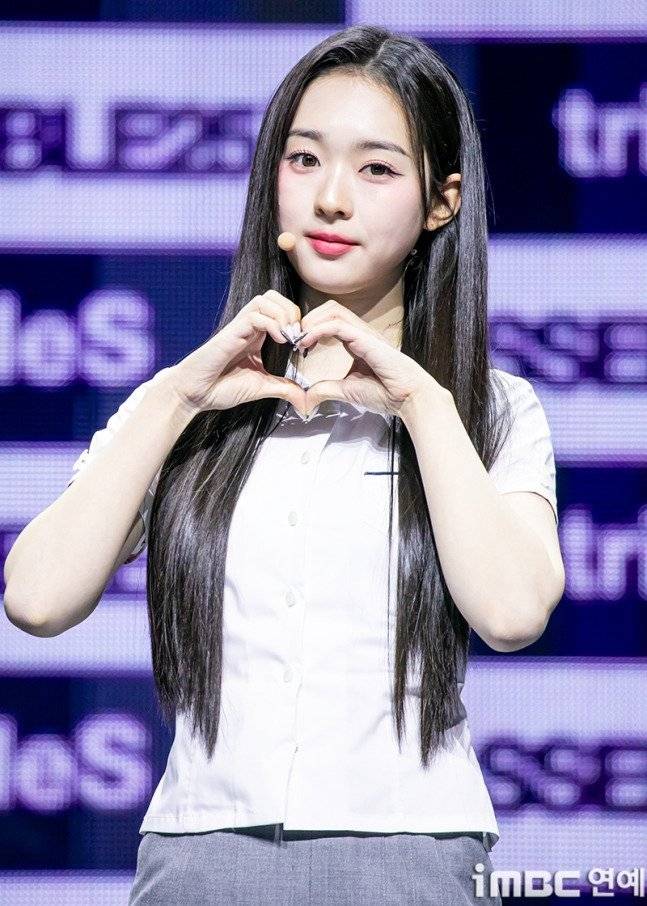 mJzzQy.jpg 오늘자 한국식 교복 입고 쇼케이스 한 트리플에스