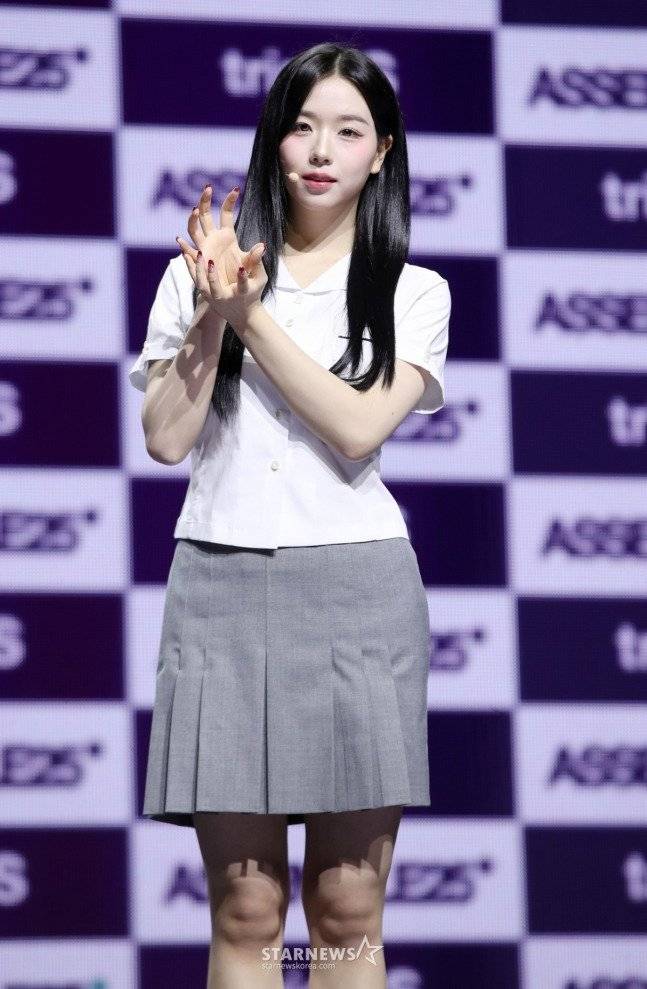 pVDIeo.jpg 오늘자 한국식 교복 입고 쇼케이스 한 트리플에스