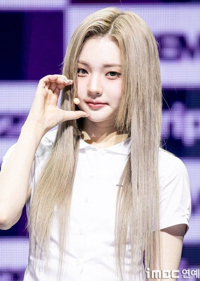 OXRGDb.jpg 오늘자 한국식 교복 입고 쇼케이스 한 트리플에스