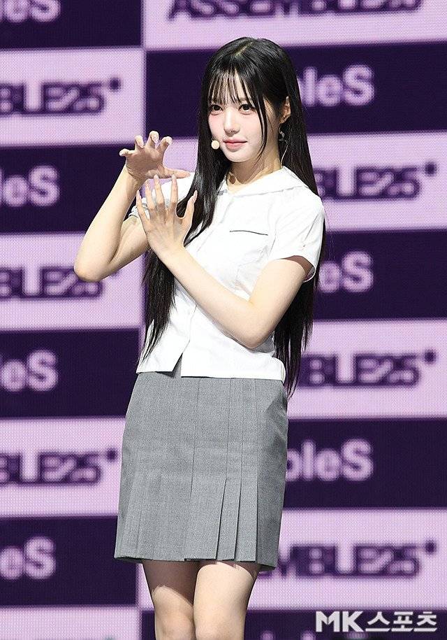 QerfYV.jpg 오늘자 한국식 교복 입고 쇼케이스 한 트리플에스