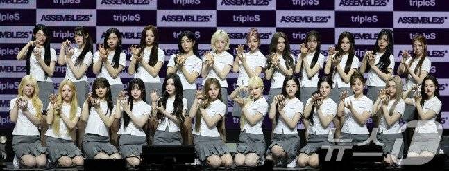 guevtb.jpg 오늘자 한국식 교복 입고 쇼케이스 한 트리플에스