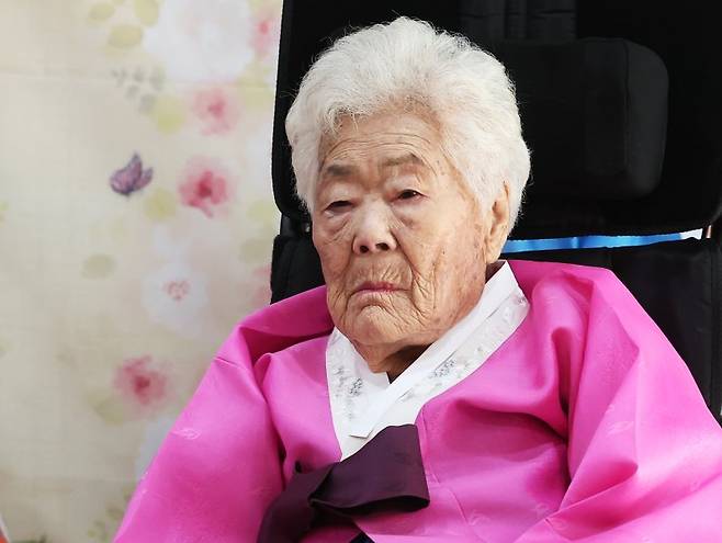 어버이날 행사 참석한 이옥선 할머니 (경기 광주=연합뉴스) 홍기원 기자 = 8일 오후 경기도 광주시 나눔의집에서 열린 '어버이날 기념행사 & 박옥선 어르신 상수연 잔치'에 일본군 위안부 피해자 이옥선 할머니가 참석해 있다. 2023.5.8 xanadu@yna.co.kr (끝) /사진=연합 지면화상