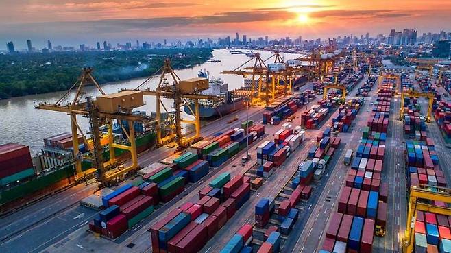 수출용 컨테이너가 가득한 베트남의 수출항구 전경. (출처=베트남 브리핑) 뉴시스