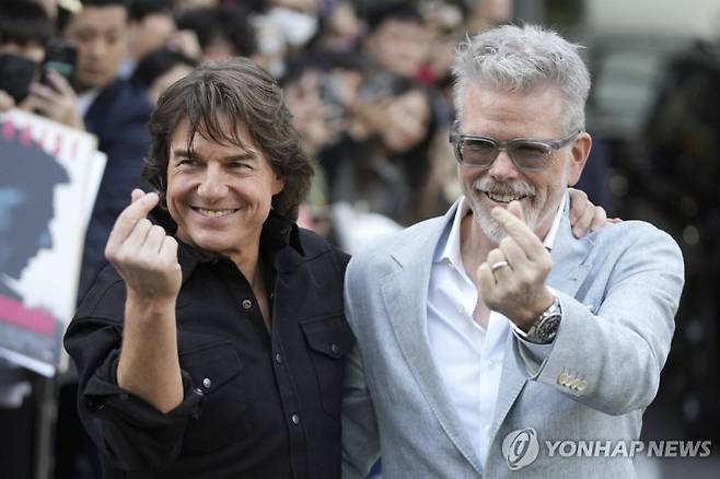 영국에서 촬영한 '미션 임파서블:파이널 레코닝'에 출연한 톰 크루즈(왼쪽)과 크리스토퍼 맥쿼리 감독. 연합뉴스