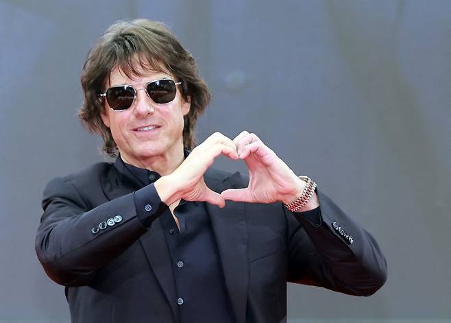 할리우드 배우 톰 크루즈가 지난 8일 서울 송파구 롯데월드 아이스링크에서 열린 영화 '미션 임파서블: 파이널 ‘레코딩 레드카펫 행사에서 포즈를 취하고 있다. 뉴스1