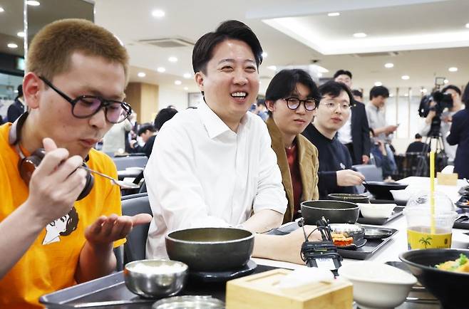 이준석 개혁신당 대통령 후보가 12일 오전 서울 서대문구 연세로 연세대학교에서 본격적인 선거 유세 활동에 나서며 학생들과 만나 점심 식사를 하고 있다. (공동취재) 2025.5.12/뉴스1 /사진=뉴스1화상