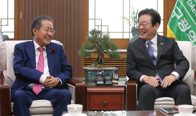 지난 2023년 5월 10일 당시 이재명 더불어민주당 대표가 대구시청 산격청사를 찾아 홍준표 대구시장과 면담하고 있다. 사진=뉴시스