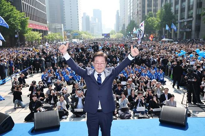 더불어민주당 이재명 대선 후보가 6·3 대통령선거 공식 선거운동 첫날인 12일 '빛의 혁명'을 상징하는 공간인 서울 광화문 청계광장에서 첫 유세를 시작하며 두 팔을 번쩍 들고 있다. 사진=서동일 기자