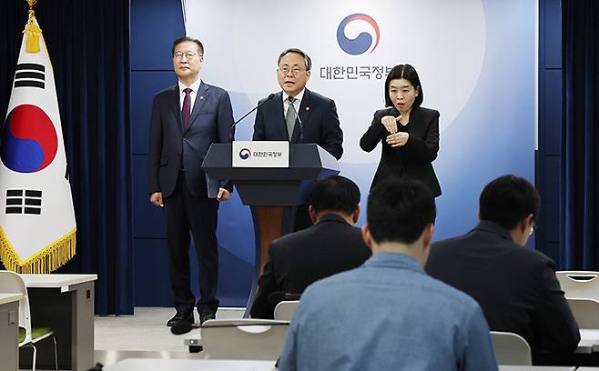 고기동 행정안전부장관 직무대행(가운데)과 박성재 법무부 장관이 12일 서울 종로구 정부서울청사에서 제21대 대통령 선거 대국민 담화문을 발표하고 있다. 2025.5.12 (ⓒ뉴스1, 무단 전재-재배포 금지)