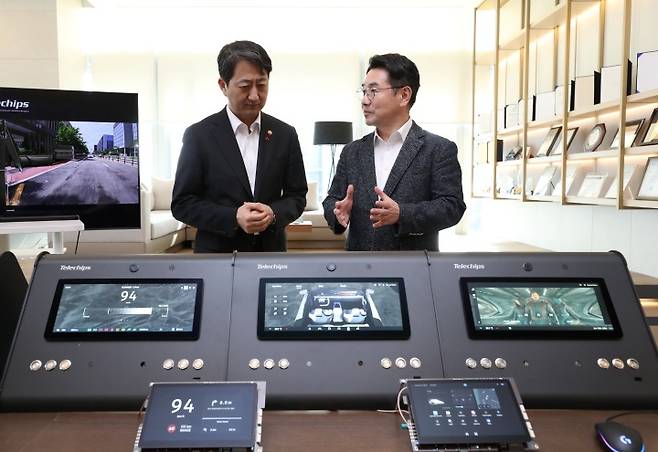 안덕근 산업통상자원부 장관이 경기 성남시 수정구에 위치한 반도체 설계 전문기업 텔레칩스를 방문해 현장시찰을 하고 있다. 2024.1.16. (ⓒ뉴스1, 무단 전재-재배포 금지)