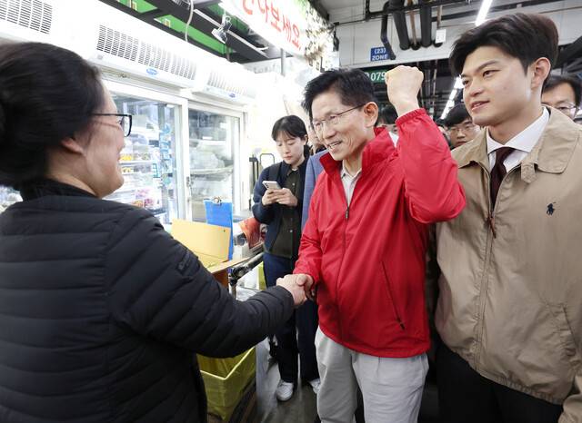 제21대 대통령 선거 공식 선거운동 첫날인 12일 김문수 국민의힘 대통령 후보가 서울 송파구 가락시장을 방문해 상인들과 인사하고 있다. 공동취재사진