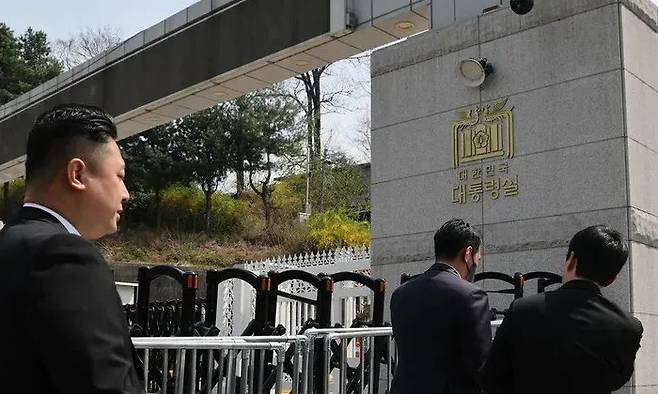 4월16일 대통령실 압수수색을 시도 중인 경찰이 서울 용산 대통령실 청사 민원실 출입구로 들어서고 있다. 대통령실사진기자단