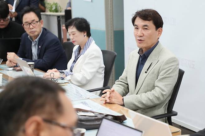 강원에프시 구단주인 김진태 강원지사가 12일 오전 강원도청 기자실에서 열린 간담회에서 강원에프시(FC)의 ‘춘천시장 출입 제한’ 조처 등의 논란에 대해 공식 사과하고 있다. 강원도 제공