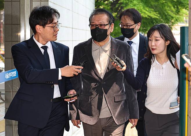 윤석열 전 대통령 부부의 청탁금지법 위반 의혹에 연루된 ‘건진법사’ 전성배씨가 12일 불법 정치자금 수수 혐의 2차 재판을 받기 위해 서울 남부지방법원으로 출석하고 있다. 공동취재사진