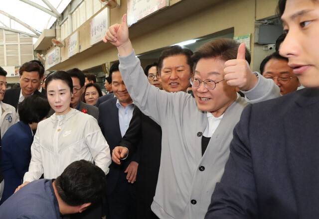 남도문화벨트 골목골목 경청 투어에 나선 더불어민주당 이재명 대선 후보가 11일 전남 강진군 강진읍 강진오감통시장을 찾아 시민들에게 인사하고 있다. 공동취재사진