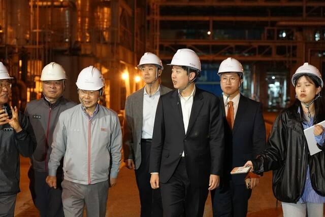 제21대 대통령 선거 공식 선거운동이 시작된 12일 새벽, 이준석 개혁신당 대통령 후보가 전남 여수시 금호피앤비화학 여수2공장을 방문해 현장을 둘러보고 있다. 개혁신당 제공