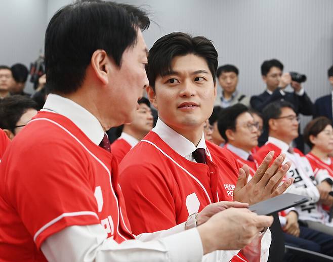 국민의힘 비상대책위원장으로 내정된 김용태 국민의힘 중앙선거대책위원회 공동선거 대책 위원장이 12일 서울 영등포구 여의도 국민의힘 중앙당사에서 열린 중앙선대위 회의 및 중앙선대위 임명장 수여식에 참석하고 있다. 공동취재사진