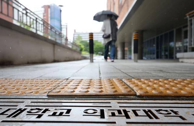 교육부가 전국 40곳 의과대학 유급·제적 현황 조사를 마감하고 9일 전체 유급 규모를 발표했다. 발표에 따르면 의대생 1만9,475명 중 8,305명이 유급, 46명이 제적 처리됐다. 뉴시스