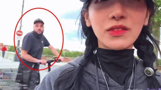 7일 프랑스 툴루즈에서 생방송을 하던 인터넷 생방송 플랫폼 트위치 스트리머 진니티(오른쪽)를 향해 한 현지인 남성(빨간선 원)이 인종차별 발언을 하고 있다. 엑스(X) 캡처