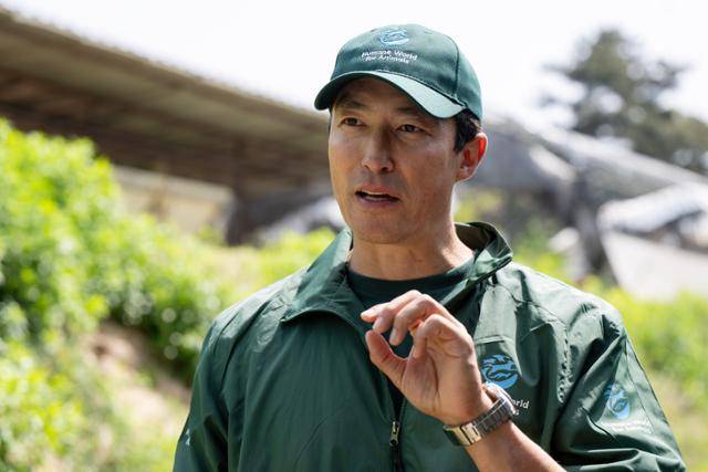 8일 충북 청주시의 한 개농장에서 배우 다니엘 헤니가 본보와 인터뷰하고 있다. 청주=박시몬 기자