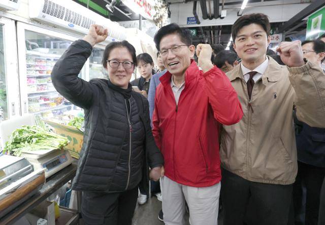 제21대 대통령선거 공식 선거운동 첫날인 12일 김문수 국민의힘 대선 후보가 서울 송파구 가락시장을 방문해 상인들과 기념촬영을 하고 있다. 오른쪽은 비대위원장에 내정된 김용태 의원. 연합뉴스