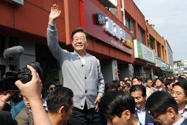 11일 오후 더불어민주당 이재명 후보가 전남 강진 해남을 거쳐 영암 거리를 마지막으로 경청투어를 마쳤다. 영암=고영권 기자