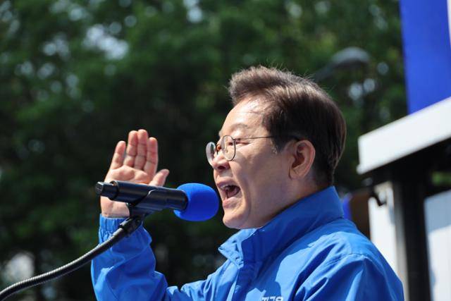 이재명 더불어민주당 대선후보가 제21대 대통령선거 공식 선거운동이 시작된 12일 오전 서울 청계광장에서 열린 중앙선거대책위원회 출정식에서 연설하고 있다. 뉴시스