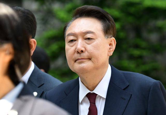 '12·3 불법계엄' 사태와 관련해 내란 우두머리 혐의 등으로 기소된 윤석열 전 대통령이 12일 서울 서초구 서울중앙지법으로 출석하고 있다. 사진공동취재단