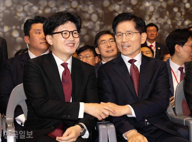 김문수(앞줄 오른쪽)·한동훈(왼쪽) 국민의힘 대선 경선 후보가 3일 경기 고양시 킨텍스에서 열린 21대 대통령선거 후보자 선출을 위한 제5차 전당대회에 참석해 있다. 하상윤 기자