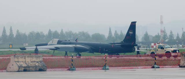 지난 9일 경기 평택시 주한미군 오산공군기지에서 열린 '오산 에어파워데이 2025' 미디어 행사 중 미 공군 U-2 고고도정찰기가 이동하고 있다. 뉴스1