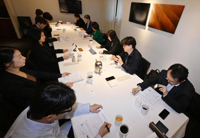 한국일보 뉴스이용자위원회가 9일 서울 중구 컨퍼런스하우스 달개비에서 과학·정보통신·AI 기사를 평가하는 회의를 하고 있다. 홍인기 기자