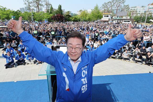 이재명 더불어민주당 대선 후보가 6·3 대통령 선거 공식 선거운동 첫날인 12일 경기 화성시 동탄 센트럴파크 음악분수중앙광장 유세장에서 시민들에게 인사하며 엄지손가락을 치켜들고 있다. 연합뉴스