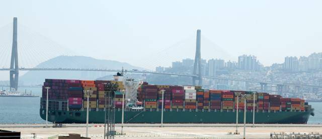 지난 10일 오전 부산 강서구 부산신항에 입항한 몰타 국적 컨테이너선에서 코카인 약 720㎏이 적발됐다. 코카인이 발견된 것으로 추정되는 컨테이너선이 12일 부산 북항의 한 부두에 접안해 있다. 부산=뉴시스