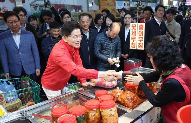 김문수 국민의힘 대선 후보가 6·3대선 공식 선거운동 첫날인 12일, 서울 송파구 가락시장을 찾아 상인들과 인사를 하고 있다. 하상윤 기자