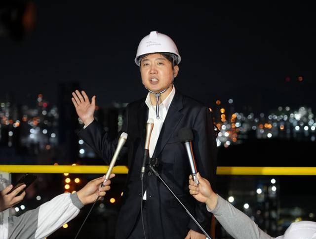 이준석 개혁신당 대선 후보가 공식 선거운동이 시작된 12일 전남 여수 국가산업단지를 찾아 브리핑을 하고 있다. 이준석 캠프 제공