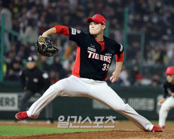 11일 인천 SSG 랜더스전에서 부진했던 최지민의 피칭 모습. IS 포토