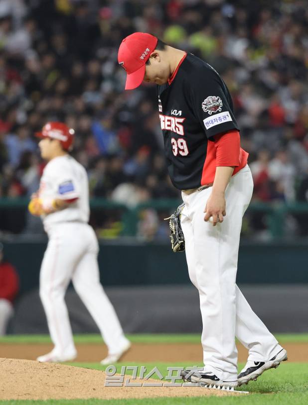 2025 KBO리그 프로야구 SSG 랜더스와 KIA 타이거즈의 더블헤더 2차전 경기가 11일 오후 인천SSG랜더스필드에서 열렸다. 6회말 1사 만루 구원등판한 최지민이 김성현에 이어 신범수에게 밀어내기 볼넷을 내주고 고개를 숙이고 있다. 인천=김민규 기자 /2025.05.11/