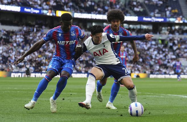 <yonhap photo-0128=""> Tottenham Hotspur's Son Heung-Mi, center, battles for the ball with Crystal Palace's Marc Guehi (left) and Chris Richards during the English Premier League soccer match between Tottenham Hotspur and Crystal Palace, at Tottenham Hotspur Stadium, London, Sunday May 11, 2025. (John Walton/PA via AP) UNITED KINGDOM OUT; NO SALES; NO ARCHIVE; PHOTOGRAPH MAY NOT BE STORED OR USED FOR MORE THAN 14 DAYS AFTER THE DAY OF TRANSMISSION; MANDATORY CREDIT/2025-05-12 00:27:05/ <저작권자 ⓒ 1980-2025 ㈜연합뉴스. 무단 전재 재배포 금지, AI 학습 및 활용 금지></yonhap>