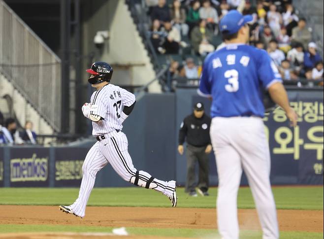 16일 오후 잠실야구장에서 열린 2025 프로야구 삼성과 LG 경기. LG 박동원이 2회 삼성 선발 최원태로부터 좌월 2점 홈런을 날리고 그라운드를 돌고 있다. 잠실=정시종 기자 capa@edaily.co.kr /2025.04.16.
