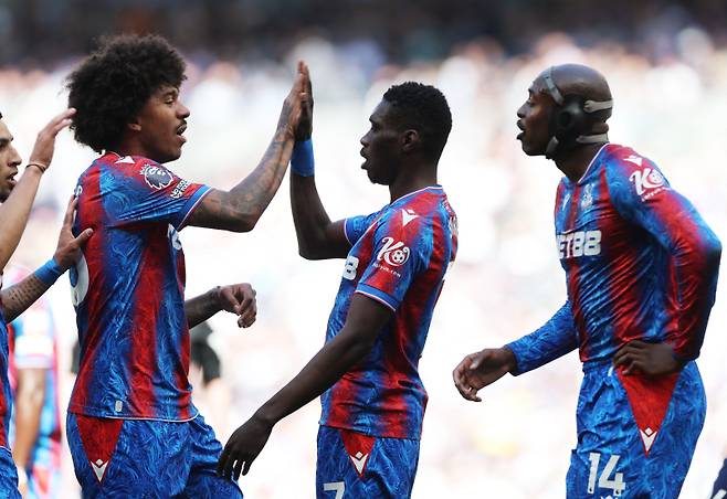 기뻐하는 크리스털 팰리스 선수들. 사진=로이터 연합뉴스