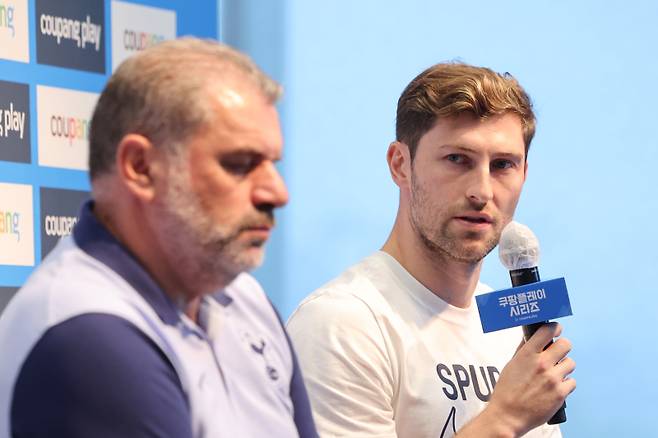 <yonhap photo-4863=""> 기자회견 참석한 토트넘 벤 데이비스 (서울=연합뉴스) 신현우 기자 = 바이에른 뮌헨과 2024 쿠팡플레이 시리즈를 치르는 토트넘 홋스퍼 수비수 벤 데이비스(오른쪽)가 2일 오후 서울 영등포구 여의도 IFC 홀에서 열린 공식 기자회견에 참석해 질문에 답하고 있다. 왼쪽은 토트넘 안지 포스테코글루 감독. 토트넘은 오는 3일 20시 서울월드컵경기장에서 뮌헨과 쿠팡플레이 시리즈 2경기를 치른다. 2024.8.2 nowwego@yna.co.kr/2024-08-02 14:48:36/ <저작권자 ⓒ 1980-2024 ㈜연합뉴스. 무단 전재 재배포 금지, AI 학습 및 활용 금지></yonhap>