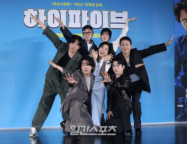 배우 이재인, 안재홍, 라미란, 강형철 감독, 김희원, 오정세, 박진영이 12일 오전 서울 광진구 롯데시네마 건대입구점에서 열린 영화 ‘하이파이브’ 제작보고회에 참석해 포토타임을 갖고 있다. 영화 ‘하이파이브’는 장기이식으로 우연히 각기 다른 초능력을 얻게 된 다섯 명이 그들의 능력을 탐하는 자들과 만나 벌어지는 이야기를 그린 코믹 액션 활극. 오는 30일 개봉. 서병수 기자 qudtn@edaily.co.kr /2025.05.12/