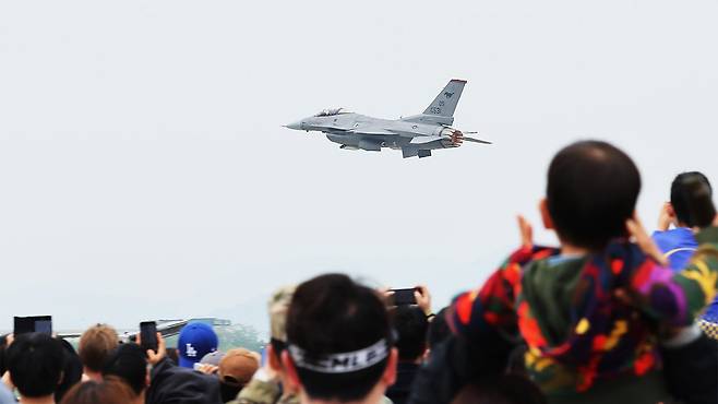 오산기지에서 열린 '오산 에어 파워 데이 2025'에서 미태평양공군 F-16 전투기가 특수비행을 선보이고 있다.
