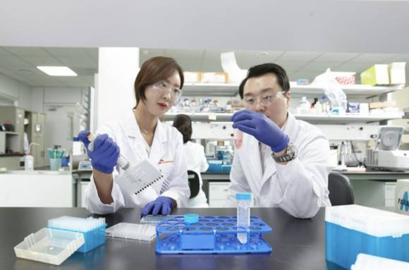 SK바이오팜 연구원이 물질 분석을 하고 있다. [사진=SK바이오팜 제공]