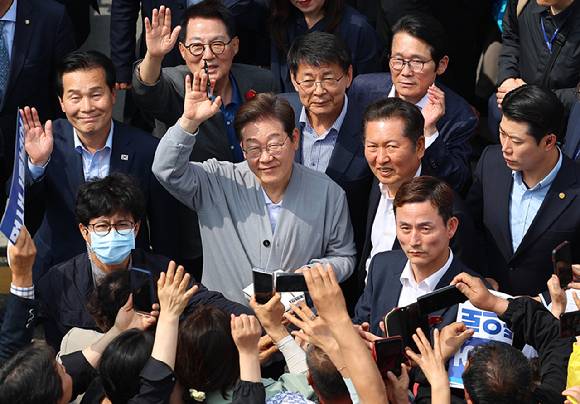 남도문화벨트 골목골목 경청투어에 나선 더불어민주당 이재명 대선 후보가 11일 전남 영암군 학산면 독천낙지거리를 찾아 지지자들에게 인사하고 있다. 2025.5.11 [사진=연합뉴스]