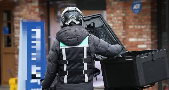 서울 시내에서 한 라이더가 관련 물품을 배달하고 있다. [사진=연합뉴스]