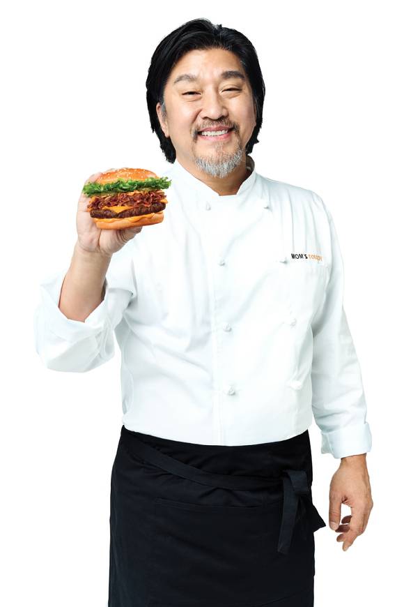 에드워드 리 비프버거를 들고 있는 에드워드 리 셰프. [사진=맘스터치]