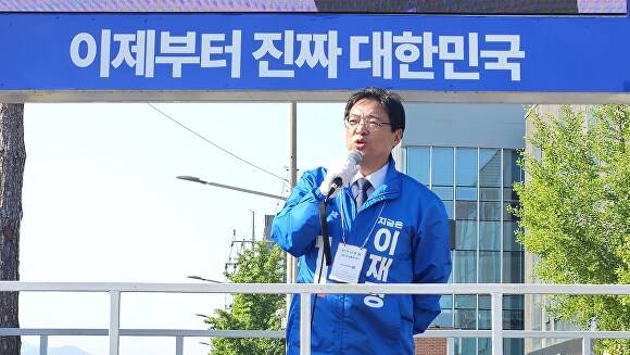 허소 민주당대구시당 선대위원장이 12일 출근길 인사를 하고 있다 [사진=민주당 대구시당]